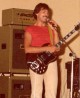1979: Arturo con la Gibson SG elettrica, in posizione canora durante una performance dal vivo