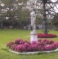 Giardino con statua - ( statua in aiuola fiorita fiori rosa )